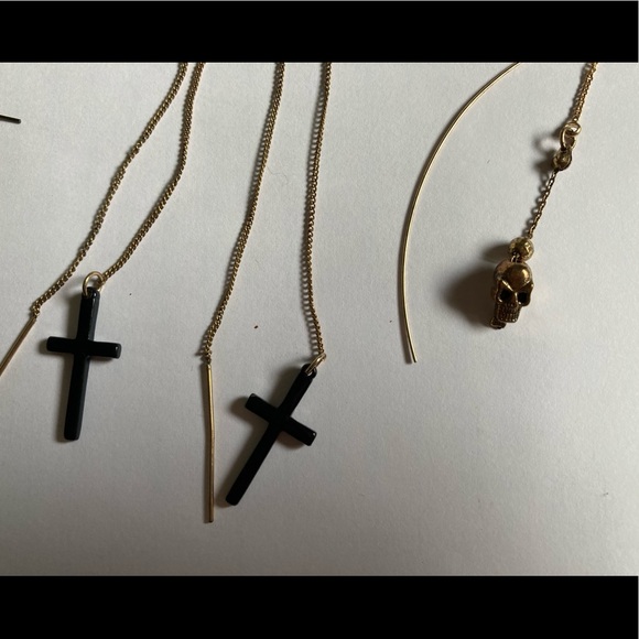 Bundle of earrings. - Picture 2 of 2